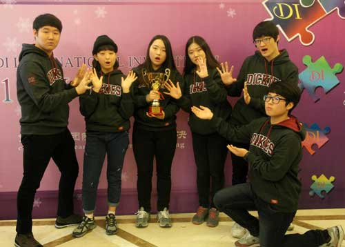 약목고 A6팀이 중국 베이징에서 열린 아시아태평양세계DI대회에서 C과제(예술 분야) 공연을 하고 있다. 약목고 제공