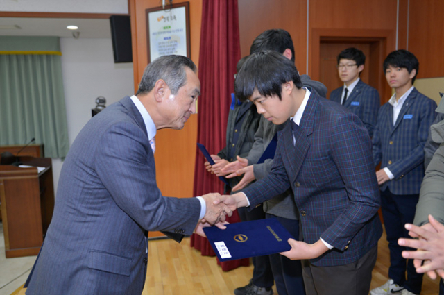 10일 상주교육지원청에서 열린 동일문화장학재단 장학금 수여식에서 오순택 이사장이 63명의 학생에게 장학금을 전달하고 있다. 상주교육청 제공
