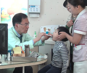 효성아동병원 안광욱 원장이 소아 환자를 진찰하고 있다. 효성아동병원 제공
