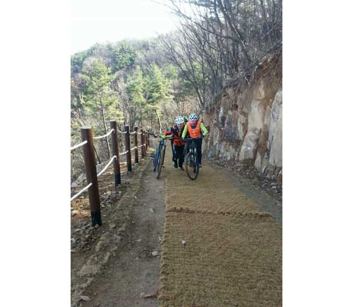 칠곡에는 총연장 100㎞에 이르는 산악자전거길이 만들어지고 있다. 칠곡군 왜관MTB 동호회원들이 이달 7일 칠곡 산악자전거길 2구간에서 정기 라이딩 모임을 하고 있는 모습. 2구간에는 3곳의 난코스가 있다. 왜관MTB 동호회 제공