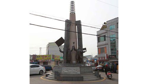 영덕군 영해면 현재의 영해시장으로 향하는 로터리에 세워진 3