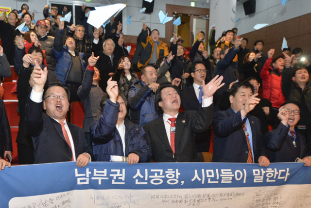 남부권 신공항의 추진 상황과 문제점을 점검하기 위한 시민 토론회가 17일 대구경북디자인센터에서 새정치민주연합 주최로 열린 가운데 김부겸 전 최고위원을 비롯한 참석자들이 종이비행기를 날리고 있다. 우태욱 기자 woo@msnet.co.kr