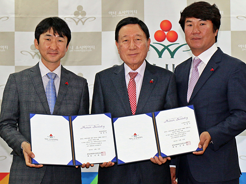 왼쪽부터 황태욱 대표, 신헌수 경북공동모금회장, 이명수 대표.