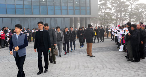 출근하고 있는 경북 드림밸리 공공기관 직원들.