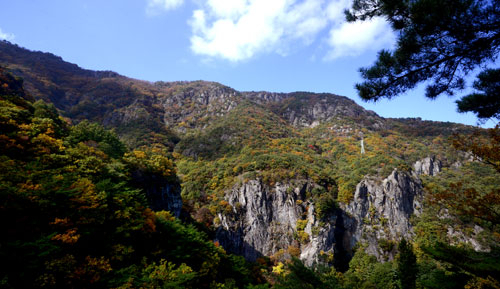 금오산성(경상북도 기념물 67호)은 산 정상부와 계곡을 내성과 외성, 이중으로 둘러싼 석축 산성이다.절반 이상이 암벽으로 이루어져 몹시 험하다. 이채근 기자 mincho@msnet.co.kr