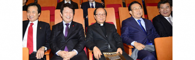 19일 대구시민회관에서 열린 매일신문 조간전환 기념음악회에 박인규 대구은행장, 김관용 경북도지사, 여창환 매일신문사장, 권영진 대구시장, 이동희 대구시의회 의장(오른쪽부터) 등 많은 내빈이 참석해 자리를 빛냈다. 이채근 기자 mincho@msnet.co.kr