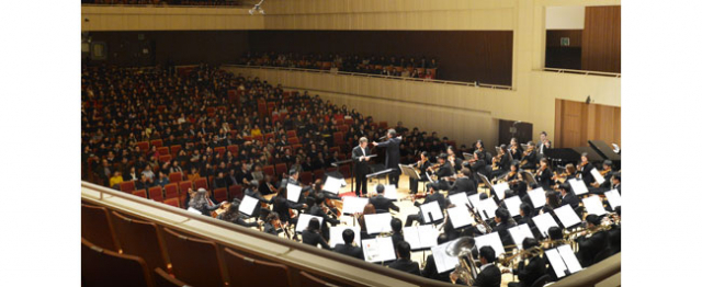 1,2층 객석을 가득 메운 시민들이 코리안팝스오케스트라의 공연을 관람하고 있다. 성일권 기자 sungig@msnet.co.kr