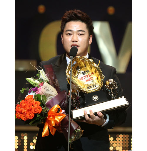 데뷔 11년 만에 골든글러브를 처음 수상한 삼성 3루수 박석민이 올해 연봉 협상에서도 대박을 터뜨릴 수 있을지 주목된다. 삼성 라이온즈 제공
