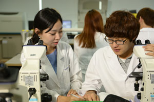 2015학년도부터 4년제 학사학위 전공심화과정을 운영하는 대구보건대 임상병리과 학생들이 실습을 하고 있다. 대구보건대 제공