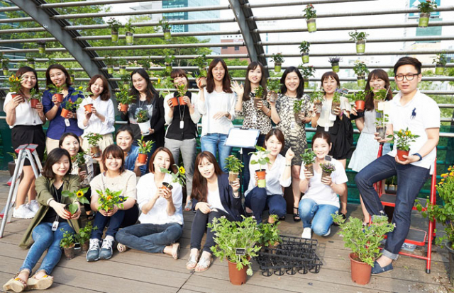 글로벌 화장품 브랜드를 다수 가지고 있는 (주)아모레퍼시픽은 사회공헌활동으로 그 가치를 올리고 있다. (주)아모레퍼시픽 제공