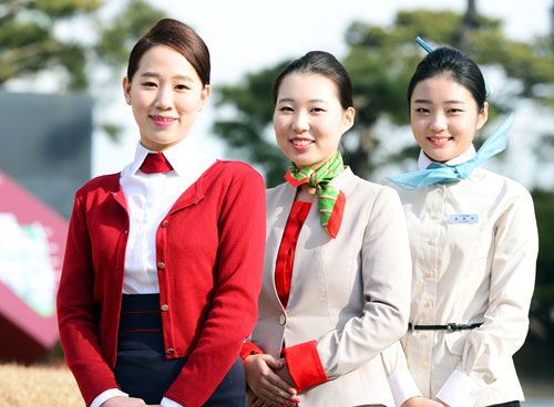 대구보건대 보건의료전산과 출신으로 승무원에 취업한 서하니, 최지애, 경희지 씨가 19일 학교를 찾아 기념사진을 촬영했다. 대구보건대 제공