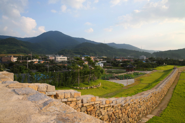 고려시대 축조된 청도 화양읍 청도읍성. 둘레 1.8㎞에 이르는 성곽복원사업이 진행되고 있으며, 청도지역 탐방 거점지역으로 인기를 모으고 있다. 청도군 제공