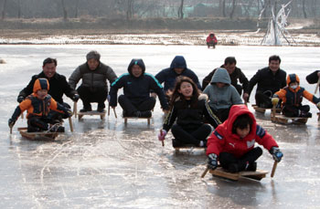 이달 20일 개장한 포항 상옥 얼음 썰매장이 가족 단위 나들이 장소로 큰 인기를 끌고 있다. 포항시 제공