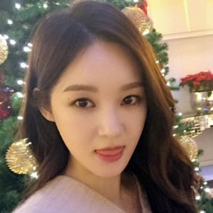 크리스마스 이브 강민경 사진. 강민경 인스타그램