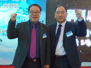 24일 경산컨벤션웨딩에서 열린 제95회 전국체전 유공자 시상식에서 나란히 공로패와 표창패를 받은 경북육상연맹 최경용(왼쪽) 회장과 김원식 전무이사가 파이팅을 외치며 포즈를 취했다. 김교성 기자