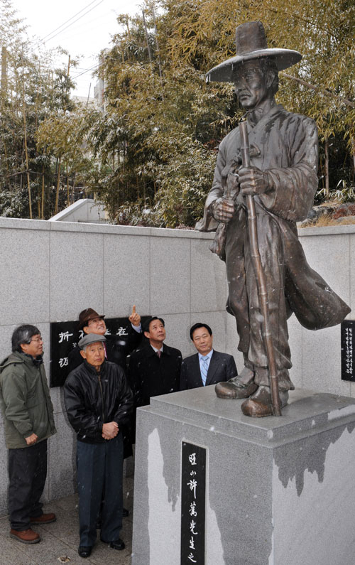 일제침략에 항거해 의병운동을 일으킨 왕산 허위 선생. 의병대장 이인영과 함께 전국 의병 연합체인 13도창의군을 편성, 서울탈환작전을 펼쳤다. 구미시 임은동 왕산 허위 기념공원에 있는 생가터. 이채근 기자 mincho@msnet.co.kr
