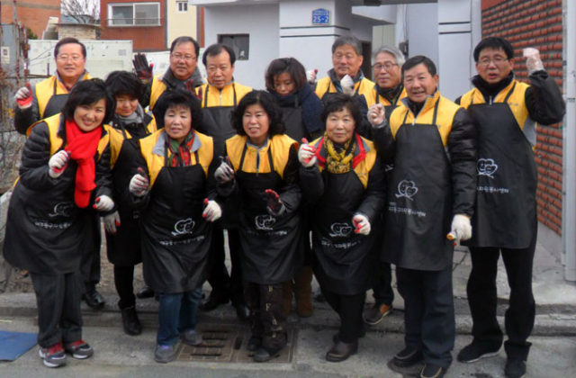 23일 대구 동구 안심2동 일대에서 홀몸노인 11가구에 연탄 나누기를 한 이선기(맨 오른쪽) 회장과 동구자원봉사센터 봉사자들.