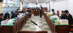 KT안동지사장과 KT영주지사장이 봉화군의회를 방문, KT봉화지사 업무를 대리점에서 하도록 하겠다는 소식을 전했다. 봉화군의회 제공