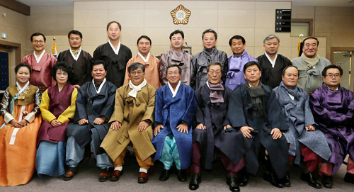 안동시의회 의원들이 한복과 두루마기 등 전통 예복을 갖춰 입고 2014년 마지막 회의에 참석한 뒤 기념촬영을 했다. 안동시의회 제공