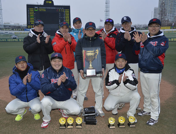 28일 대구시민야구장에서 끝난 2014 대구시장기 BESCO득인 생활체육야구대회에서 우승한 워리어스(1부)와 도시철도(2부) 선수단이 시상식 후 기념 촬영을 하고 있다. 우태욱 기자 woo@msnet.co.kr