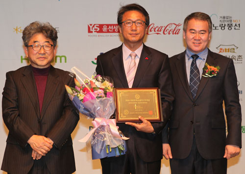 대구시가 올 한 해 환경, 홍보, 복지 등 분야에서 대상을 받는 등 각종 분야에서 상을 휩쓸었다. 지난달 열린 제7회 대한민국소셜미디어대상 광역지방자치단체부문에서 전재경 대구시 대변인이 대상을 받고 있다. 대구시 제공