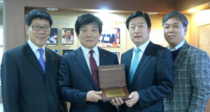 29일 최우수기관 표창패를 받은 경북체육회 이재근(왼쪽 두 번째) 사무처장 등 직원들이 표창패를 들고 포즈를 취했다. 경북체육회 제공