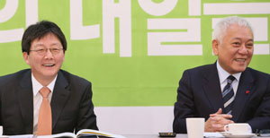 새정치민주연합 김한길(오른쪽) 의원과 새누리당 유승민 의원이 29일 국회 귀빈식당에서 공동주최한 