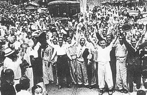 광복 70주년, 분단 70주년…1945년 8월16일 서대문형무소에서 석방된 정치범들이 대한독립만세를 부르고 있다