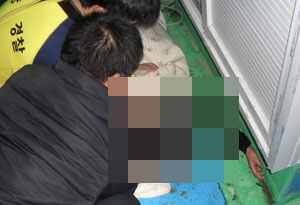 부부싸움 후 바다에 뛰어든 K씨를 구해낸 후 해경 인명구조요원들이 체온 확보 등 응급구조를 펼치고 있다. 포항해양경비안전서 제공