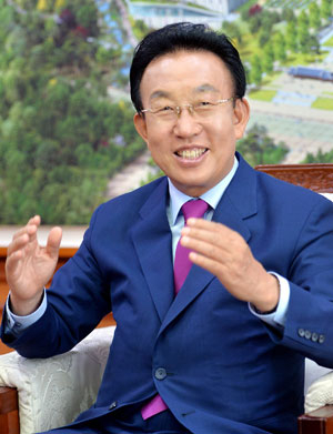 김관용 경북도지사는 올해 열리는 세계물포럼을 어느 지역보다 풍부한 경북의 물산업 인프라를 널리 알리는 동시에 세계 물시장을 선점하는 도약의 발판으로 삼겠다고 했다. 경북도 제공