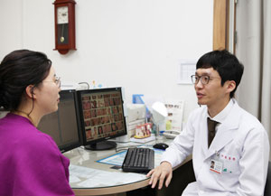 겨울철 차고 건조한 날씨와 난방기구의 열기는 피부 건강을 해치는 주범이다. 경북대병원 피부과 장용현 교수의 진료 모습.