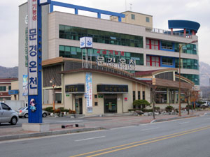 문경시가 매각에 나선 지하 1층 기능성온천장. 지상 4층 문경시립요양병원과 함께 자리하고 있다. 문경온천 사태는 법정공방으로 이어지게 됐다. 고도현 기자