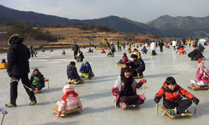 상옥 얼음썰매장을 찾은 어린이들이 신나게 썰매를 타며 겨울을 즐기고 있다. 포항시 제공