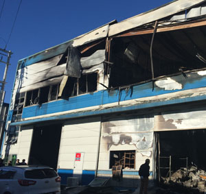 지난해 12월 18일 오전 10시 대구 북구 노원동 한 비닐가공공장. 전날 밤 난 불로 공장 대부분이 훼손됐다. 소방대원이 신고 즉시 출동했지만 샌드위치 패널의 철강판 탓에 불길이 한참 꺼지지 않아 피해가 컸다. 홍준헌 기자