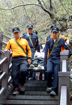 최근 들어 크고 작은 산악 안전사고가 잇따르고 있는 가운데 구미소방서 119구조대원들이 빙판길에 미끄러져 다리 부상을 입은 환자를 구조해 들것에 태워 하산하고 있다. 구미소방서 제공