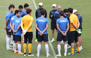 2015 호주 아시안컵 A조 조별리그 2차전 쿠웨이트와의 경기를 앞둔 한국 축구대표팀의 슈틸리케 감독이 훈련 시작 전 선수들에게 지시사항을 전달하고 있다. 연합뉴스