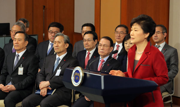 12일 오전 청와대 춘추관에서 열린 신년 기자회견에서 김기춘 비서실장 등 청와대 비서진이 박근혜 대통령의 인사말을 경청하고 있다. 2015.1.12 /연합뉴스