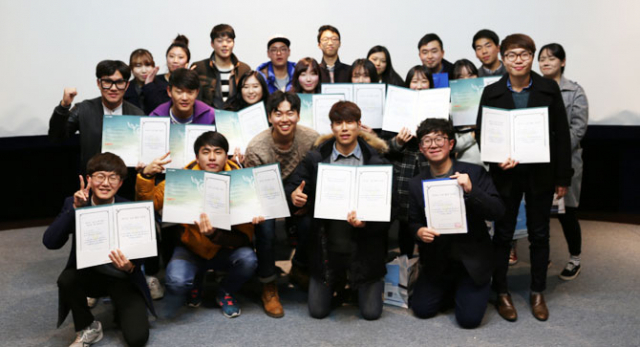 대구FC 크루 3기 회원들이 지난해 수료식 후 포즈를 취했다. 대구FC 제공.