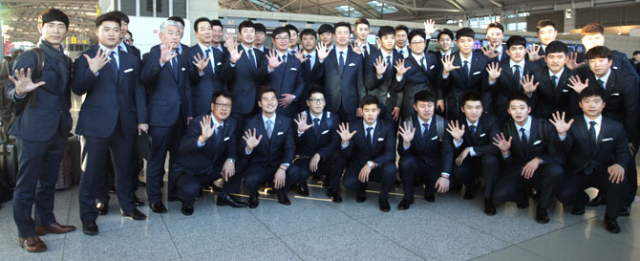 류중일 감독을 비롯한 삼성 라이온즈 선수단이 15일 인천국제공항에서 통합 5연패를 다짐하고 있다. 삼성 라이온즈 제공