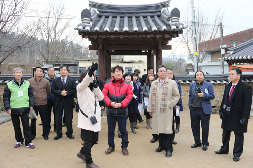 대구시는 올해 중국인 관광객 유치 등 대구 관광 1천만 명 시대를 열기 위한 시동을 건다. 권영진 대구시장 등이 외국인 선호 관광 코스를 점검하기 위해 녹동서원, 모명재 등을 둘러보고 있다. 대구시 제공