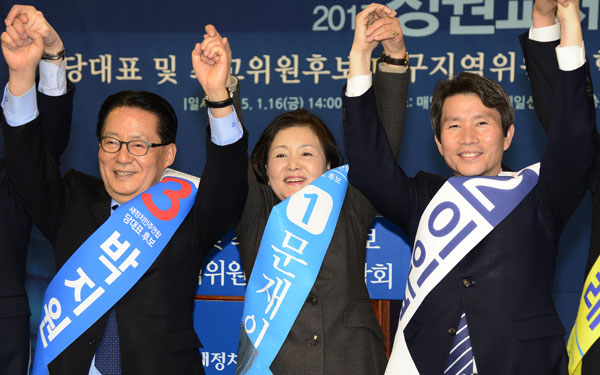 16일 대구 매일가든에서 열린 새정치민주연합 당대표 및 최고위원 후보자 대구지역합동간담회에서 당대표 후보자로 나선 의원들이 당원들에게 손을 들어 인사하고 있다. 왼쪽부터 박지원 의원, 문재인 의원 부인 김정숙 씨, 이인영 의원. 이채근 기자 mincho@msnet.co.kr