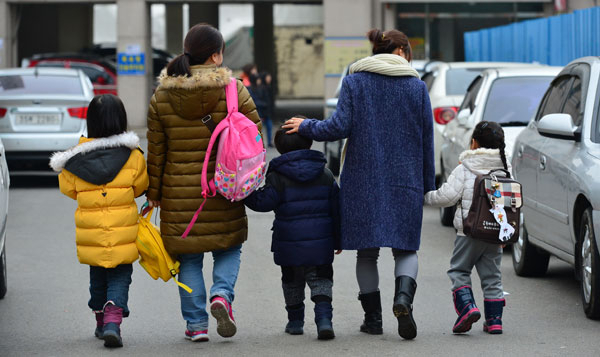 인천 어린이집 폭행사건이 불거지면서 대구지역 학부모들도 불안해하고 있다. 16일 오후 달서구 한 어린이집에서 아이를 데리고 나온 엄마들이 자녀들에게 