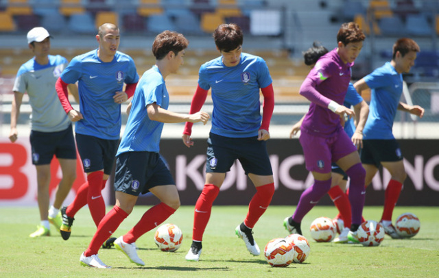 2015 AFC(아시아축구연맹) 호주 아시안컵 A조 1위로 8강에 진출한 한국 축구대표팀의 조영철과 장현수, 차두리 등이 18일 호주 브리즈번의 퀸즐랜드 스포츠 ＆ 애슬레틱 센터(QSAC)에서 회복훈련을 하며 가볍게 몸을 풀고 있다.