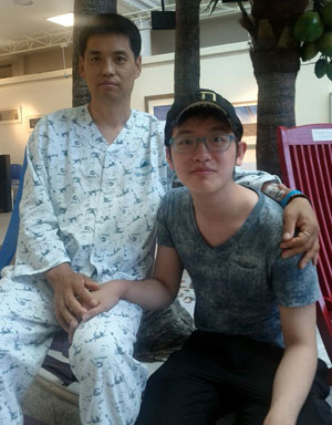 오용석 군이 수술 후 아버지와 다정히 앉았다. 수술에 들어가기 전 밝은 표정의 오 군. /오재일 씨 제공