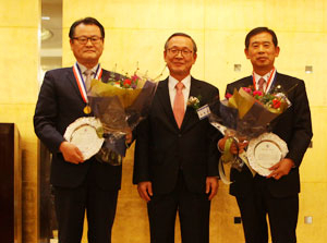 왼쪽부터 이재하 삼보모터스 회장, 이병찬 계명대 총동창회 회장, 안효대 국회의원.