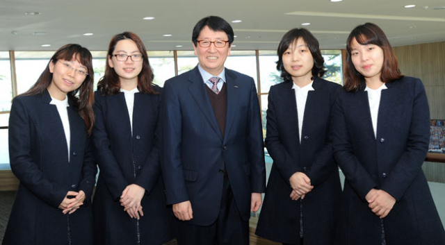 포스코켐텍 여자 프로바둑팀이 조봉래 포스코켐텍 사장과 출정 의지를 다지고 있다. 왼쪽부터 조혜연, 김채영, 조봉래, 이영신, 김은선. 포스코켐텍 제공