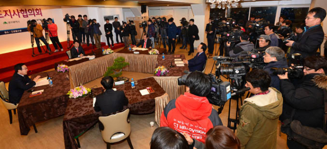 영남권 5개 광역시·도 단체장이 남부권 신공항 타당성 검토를 정부에 일임키로 했다. 19일 오후 대구 호텔수성에서 열린 