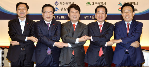 영남권 5개 광역단체장(오른쪽부터 김관용 경상북도지사, 홍준표 경상남도지사, 권영진 대구시장, 서병수 부산시장, 김기현 울산시장)이 19일 대구 수성호텔에서 열린 영남권 시도지사협의회에서 