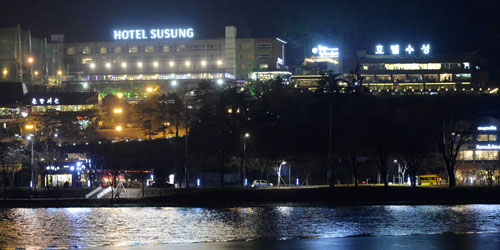 19일 영남권 시도지사협의회가 열리고 있는 대구 호텔 수성 야간 전경. 성일권 기자 sungig@msnet.co.kr
