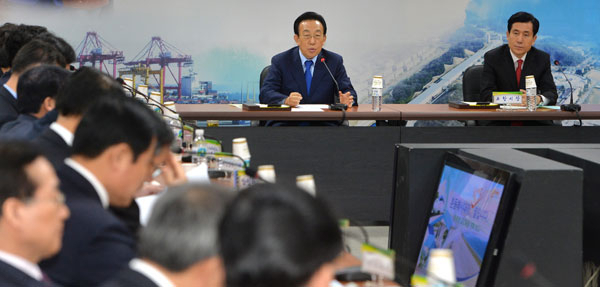 경상북도는 19일 김관용 도지사 주재로 영일만신항 및 포항창조경제혁신센터 활성화, 환동해권 사회간접자본 집중 투자 등 환동해안권 발전 전략회의를 열었다. 경북도 제공